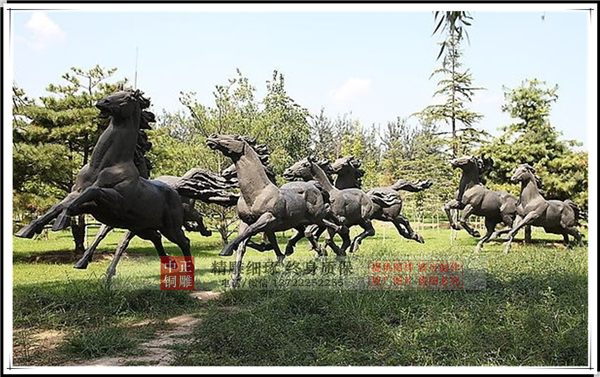 公园铜马雕塑.jpg