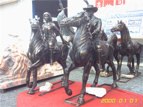 西方骑马人物雕塑.jpg