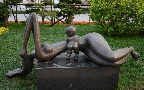 公园母爱雕塑.jpg