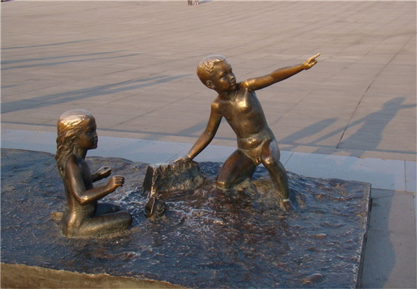 小孩玩耍铜雕塑.jpg