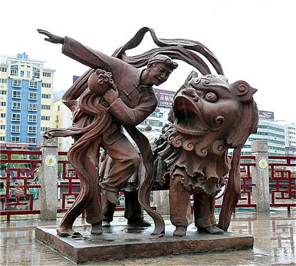 广场舞狮雕塑.jpg