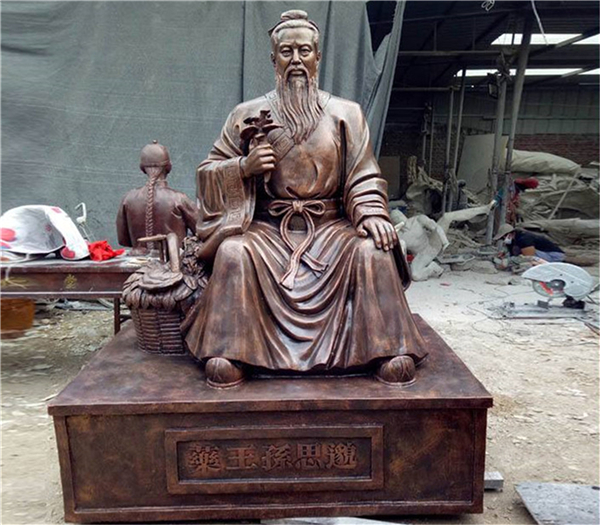 古代中医名人铜像.jpg