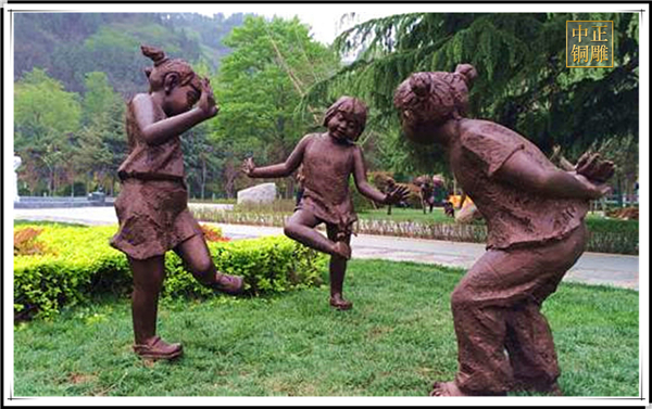 公园小孩踢毽子雕塑.jpg