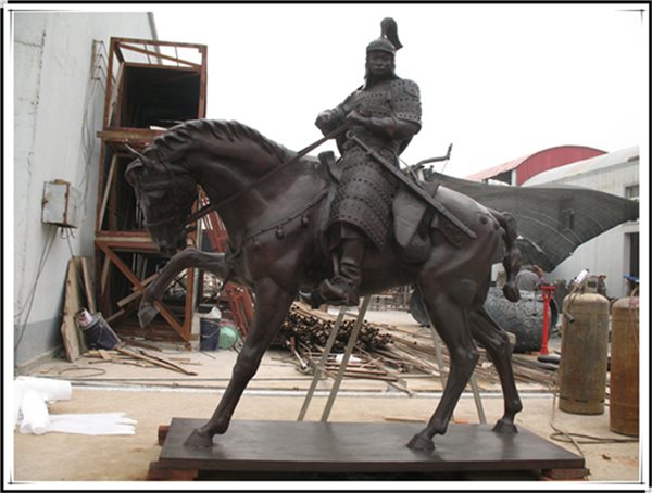 骑马将军雕塑.jpg