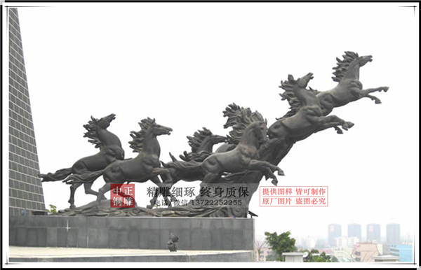 广场大型铜马雕塑.jpg