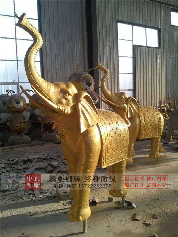 背葫芦的大象铜雕.jpg