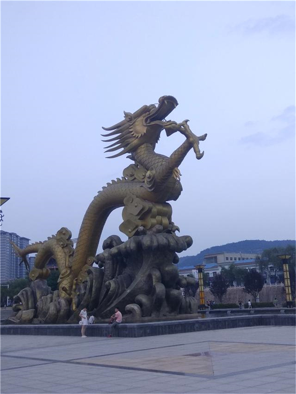 景区大型龙雕塑.jpg