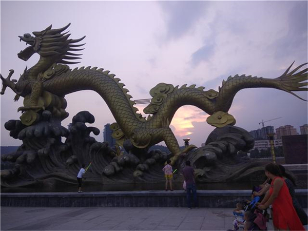 广场大型龙雕塑.jpg