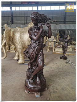 西方吹笛子女铜雕塑