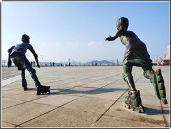 大型现代广场溜冰人物铜雕塑