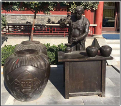 古代步行街卖酒人物铜雕塑