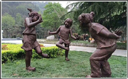 公园小孩踢毽子铜雕塑
