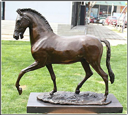 绿草坪铜马雕塑