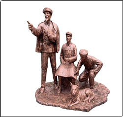 三人讨论地图人物铜雕塑