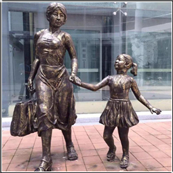母女二人逛铜雕塑