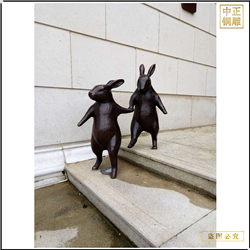 两只小兔子跳舞铜雕塑