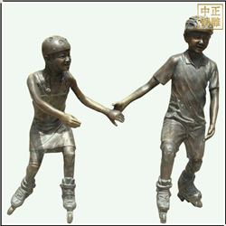 小孩溜冰铜雕塑