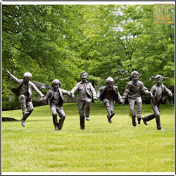 小孩草坪奔跑玩耍铜雕塑