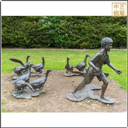 小孩喂鸽子铜雕塑