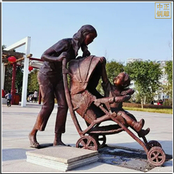 广场母亲推车铜雕塑