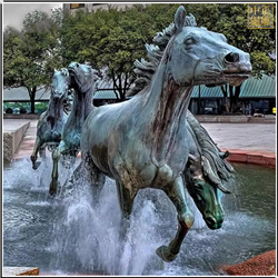 踩水群马雕塑 