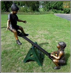 两个小孩玩跷跷板铜雕塑 