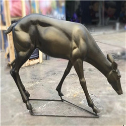 灰色小鹿雕塑