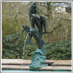 喷水海豚铜像